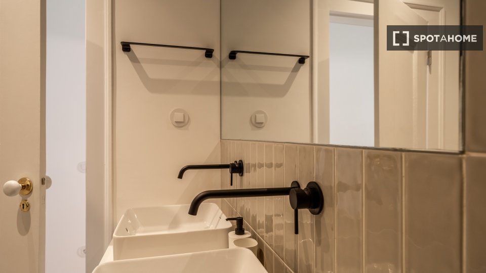 Apartment Lisbon, 2 beds, 70m² — photo 5