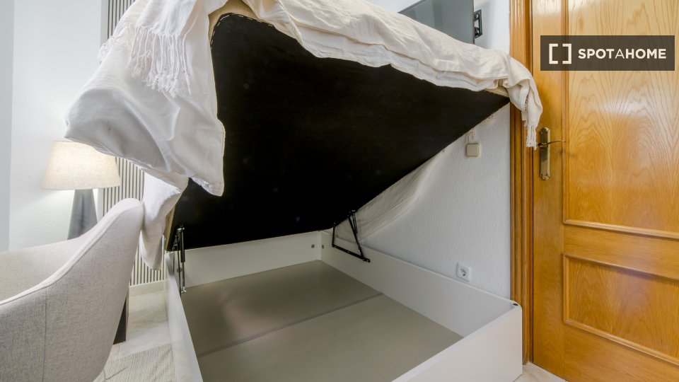 Double room Madrid, 5 beds, 80m² — photo 10