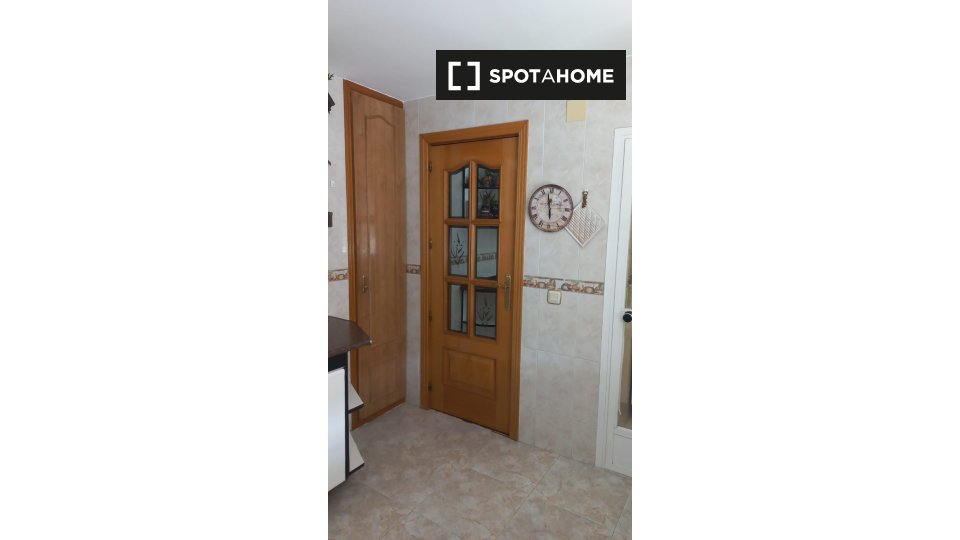 Double room Madrid, 3 beds — photo 15