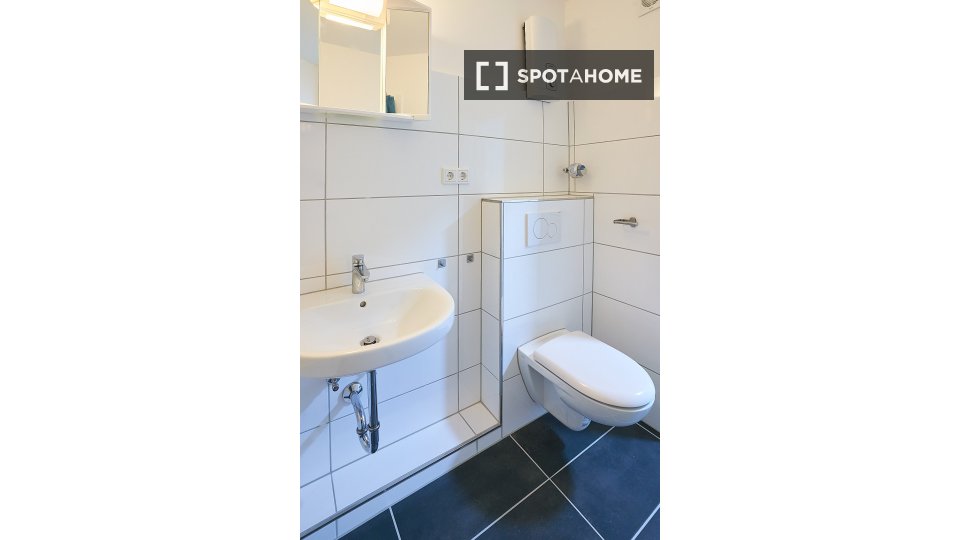 Double room Dusseldorf, 3 beds, 61m² — photo 8