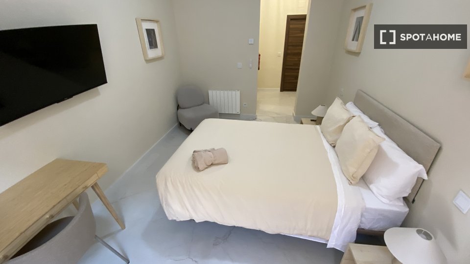 Double room Madrid, 3 beds — photo 1