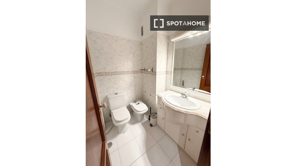 Double room Lisbon, 1 bed, 90m² — photo 6