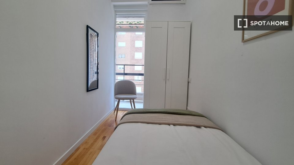 Double room Madrid, 14 beds, 200m² — photo 12
