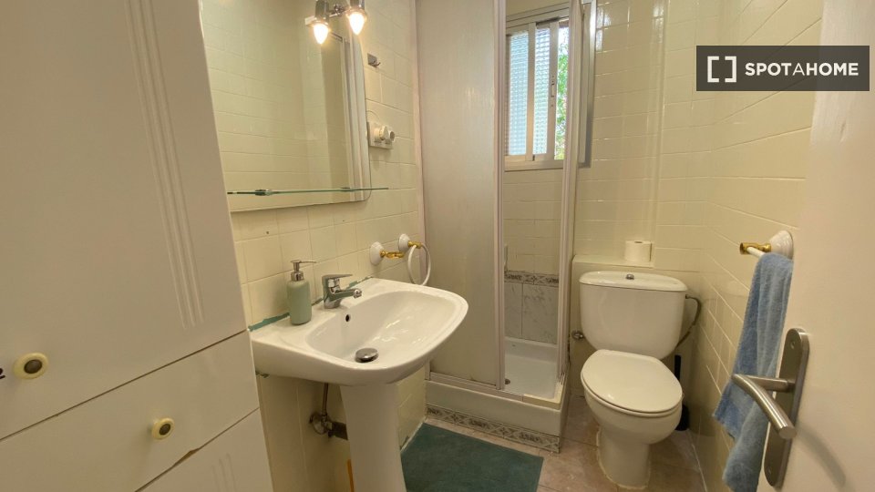 Double room Madrid, 3 beds — photo 24