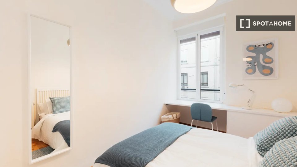 Camera in un appartamento condiviso con 5 camere da letto ad Arrancapins, Valencia. - in Valencia