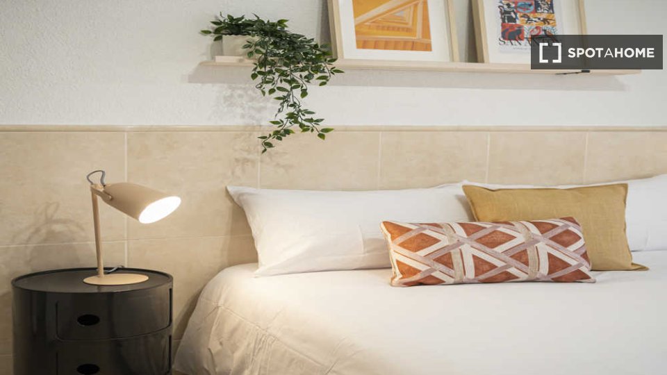 Se alquila habitación en piso compartido en Valdeacederas, Madrid