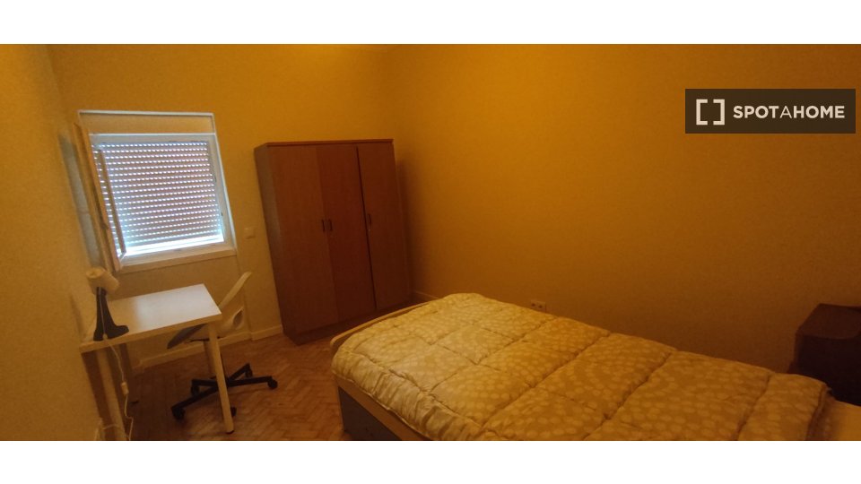 Double room Lisbon, 4 beds, 70m² — photo 1