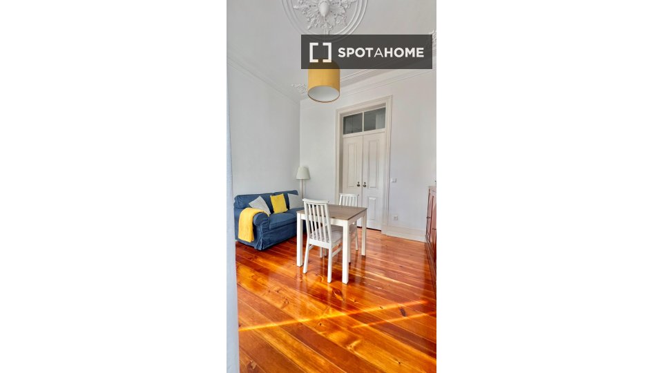 Double room Lisbon, 3 beds — photo 14