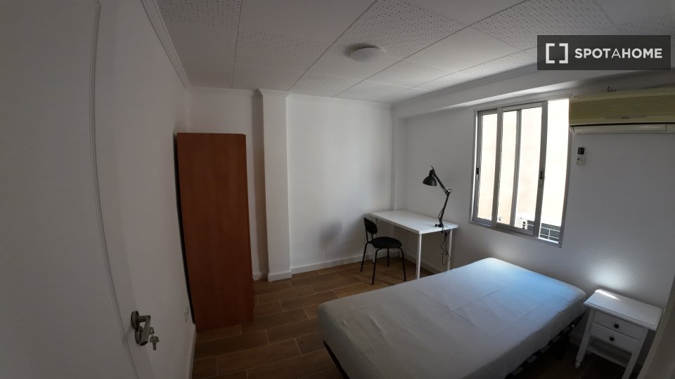 Double room Valencia, 4 beds, 90m² — photo 18