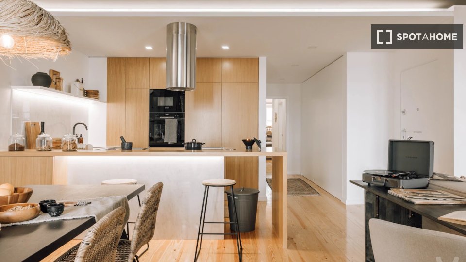 Apartment Lisbon, 2 beds, 117m² — photo 17