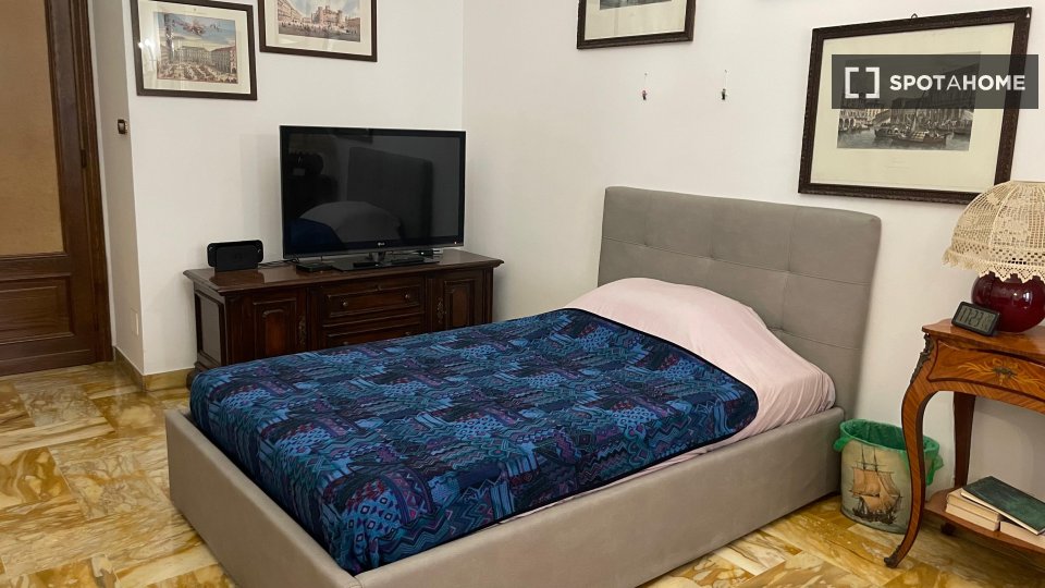 Double room Turin, 1 bed, 120m² — photo 1