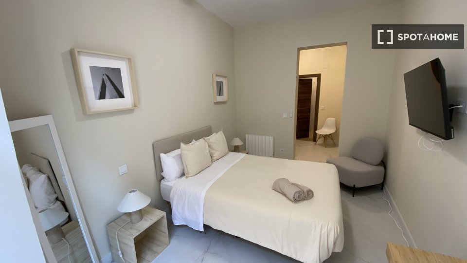 Double room Madrid, 3 beds — photo 1