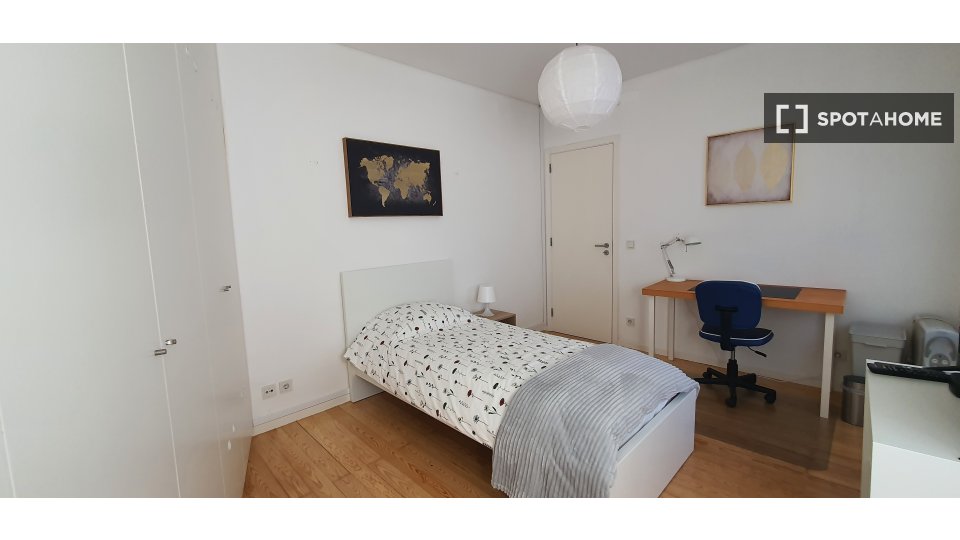 Double room Lisbon, 3 beds, 75m² — photo 8