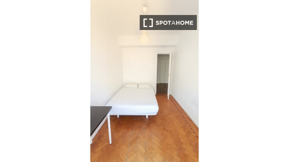 Double room Lisbon, 3 beds — photo 24