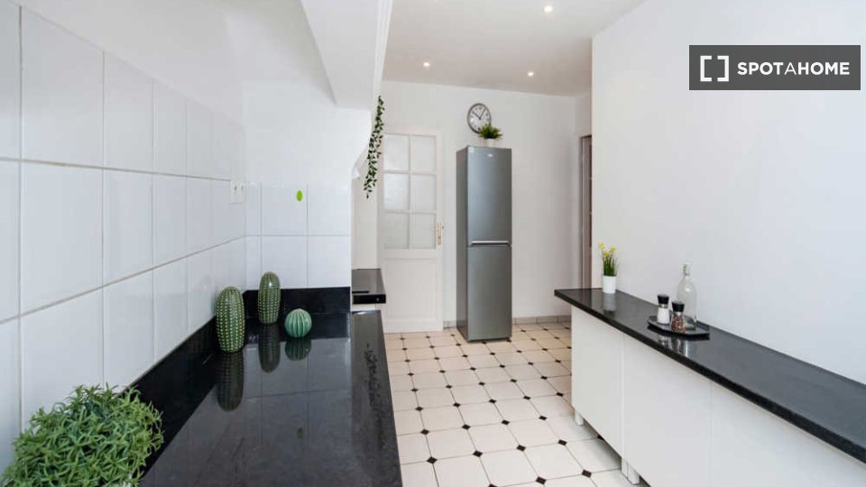 Double room Paris, 5 beds, 140m² — photo 8
