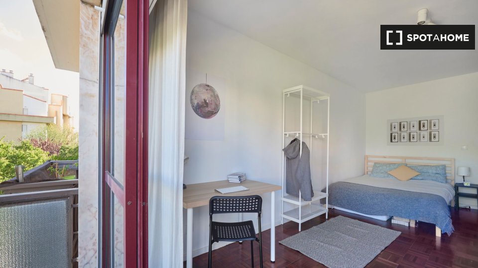 Double room Lisbon, 2 beds — photo 13