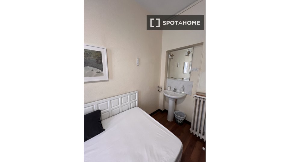 Double room Madrid, 8 beds, 275m² — photo 13