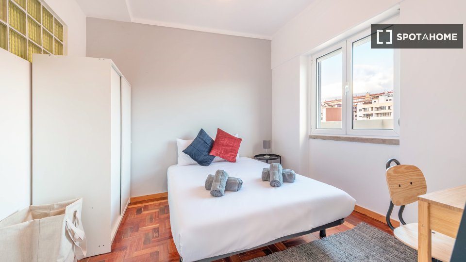 Double room Lisbon, 3 beds, 73m² — photo 3