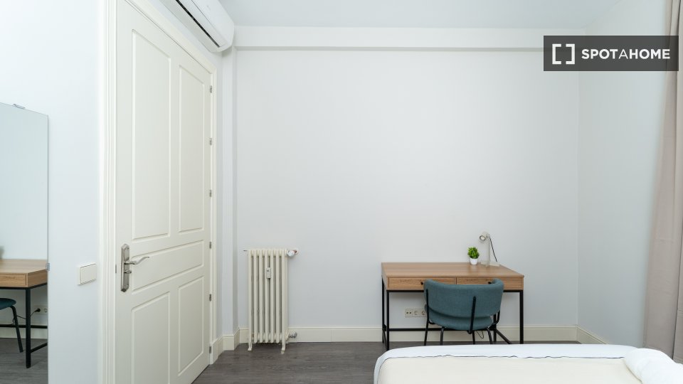 Double room Madrid, 5 beds — photo 19