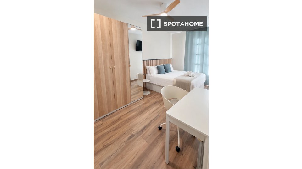 Stanza in appartamento condiviso in affitto a Sants, Barcellona - a Barcellona