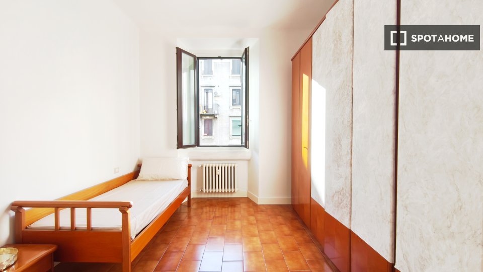 Double room Milan, 3 beds, 75m² — photo 17
