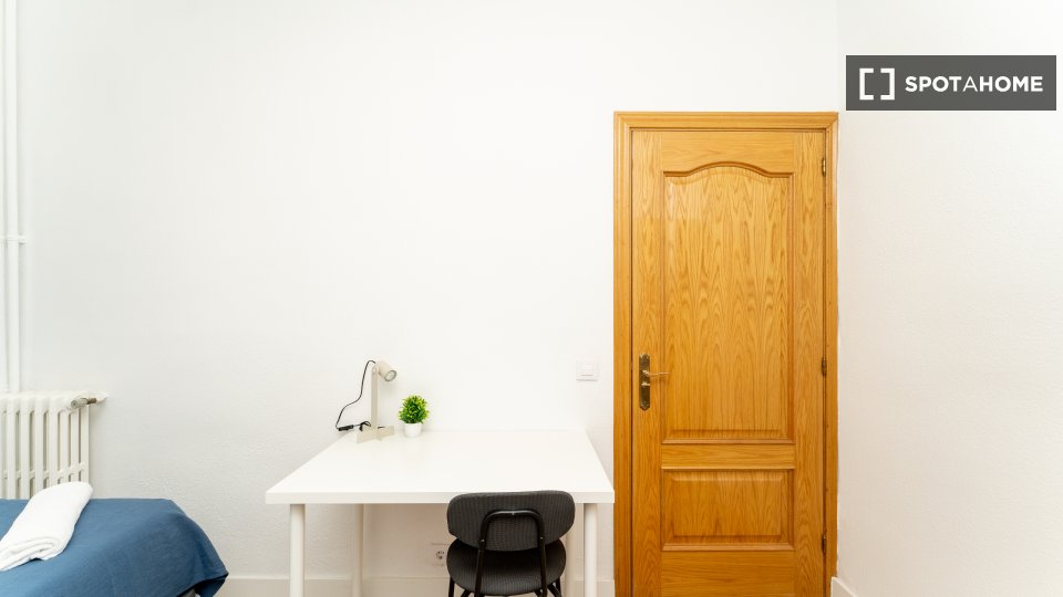 Double room Madrid, 5 beds — photo 11