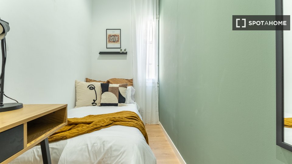 Double room Madrid, 9 beds, 144m² — photo 16