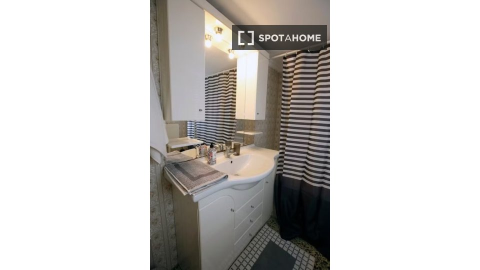 Double room Athens, 3 beds — photo 19