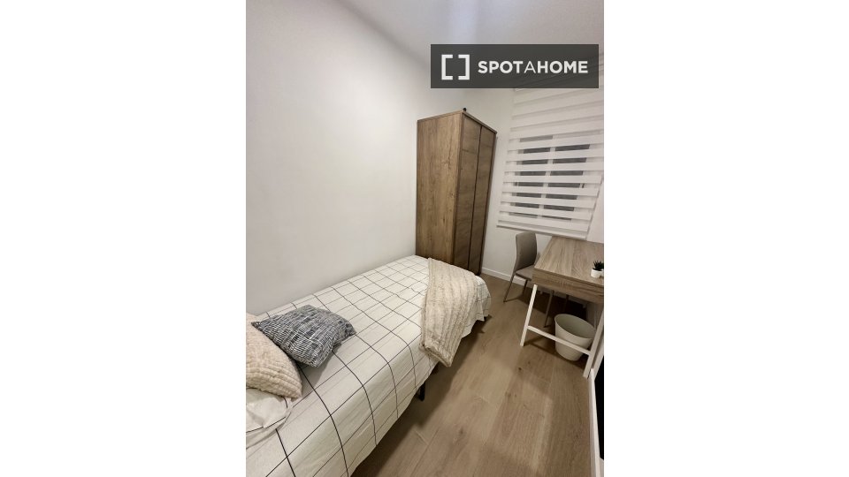 Habitación en piso compartido de 4 habitaciones, La Torrassa, Barcelona.