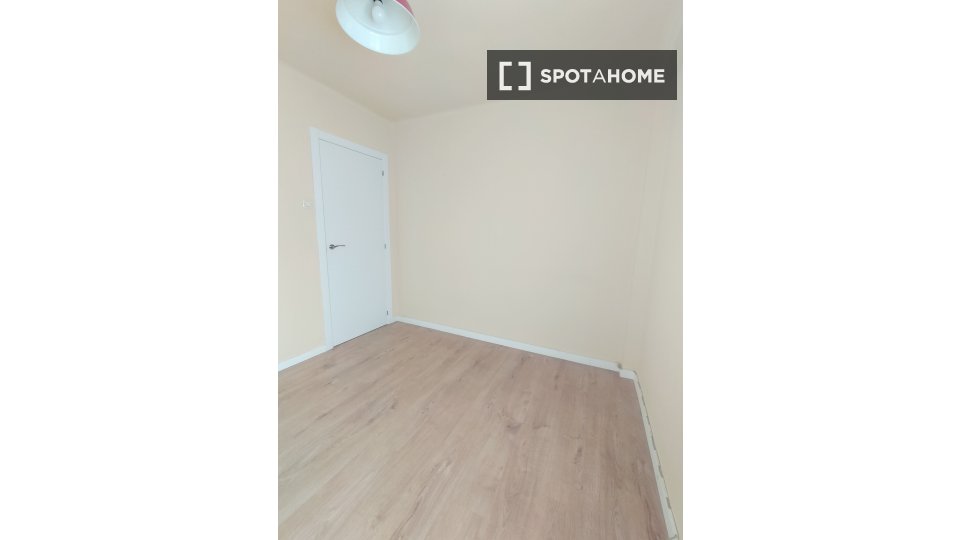 Double room Madrid, 4 beds, 85m² — photo 9