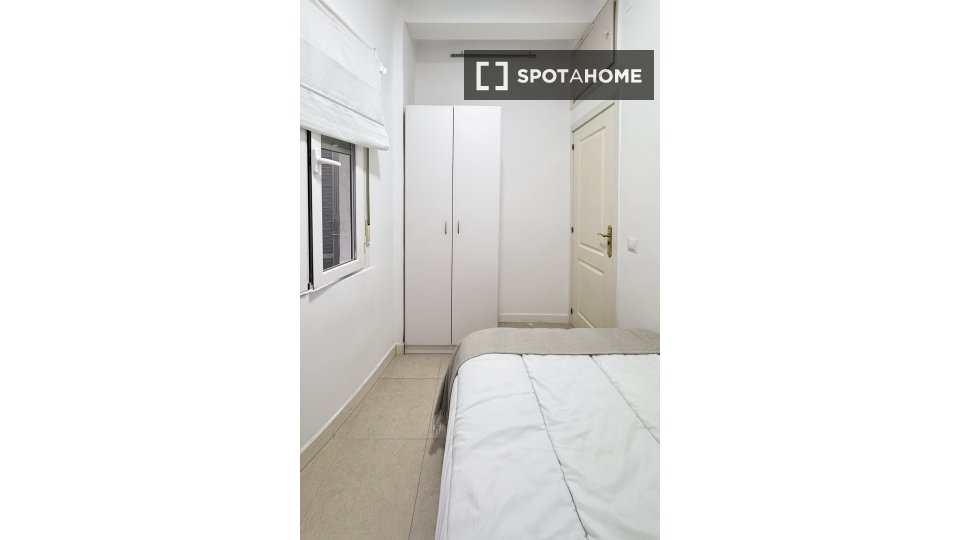 Double room Madrid, 5 beds — photo 17
