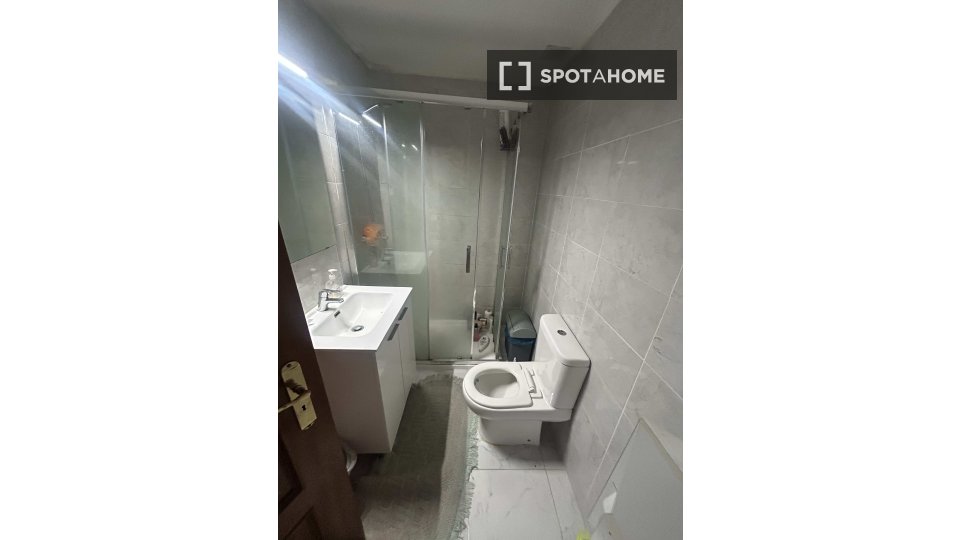 Double room Lisbon, 3 beds, 70m² — photo 3