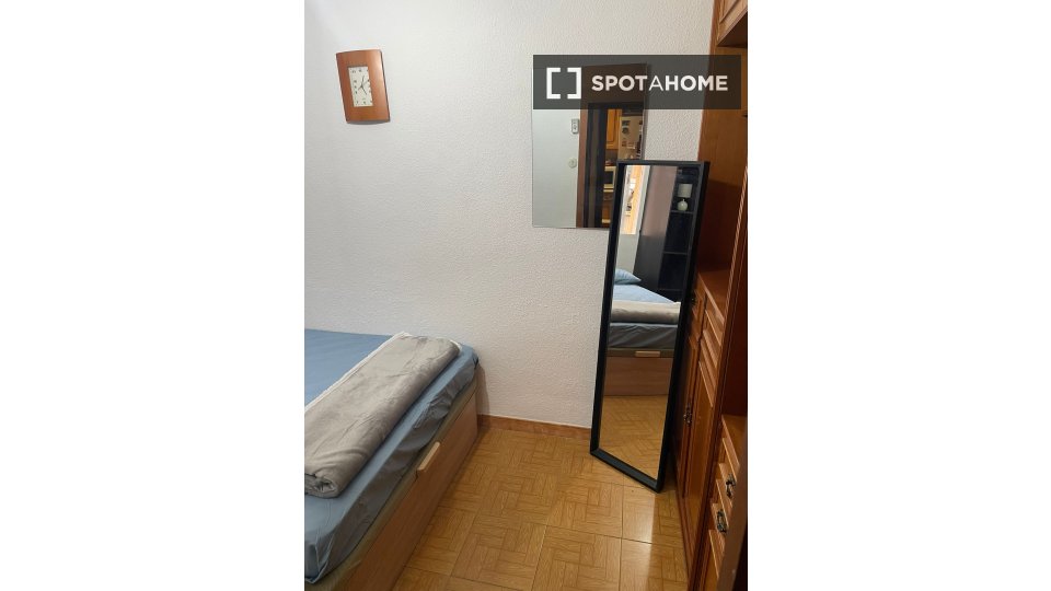 Double room Madrid, 3 beds, 60m² — photo 3