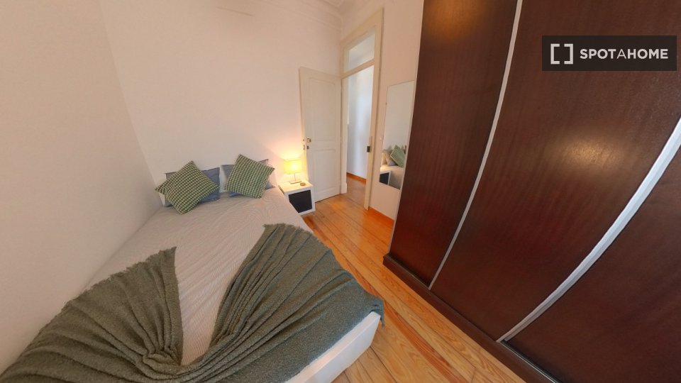Double room Lisbon, 3 beds, 80m² — photo 17