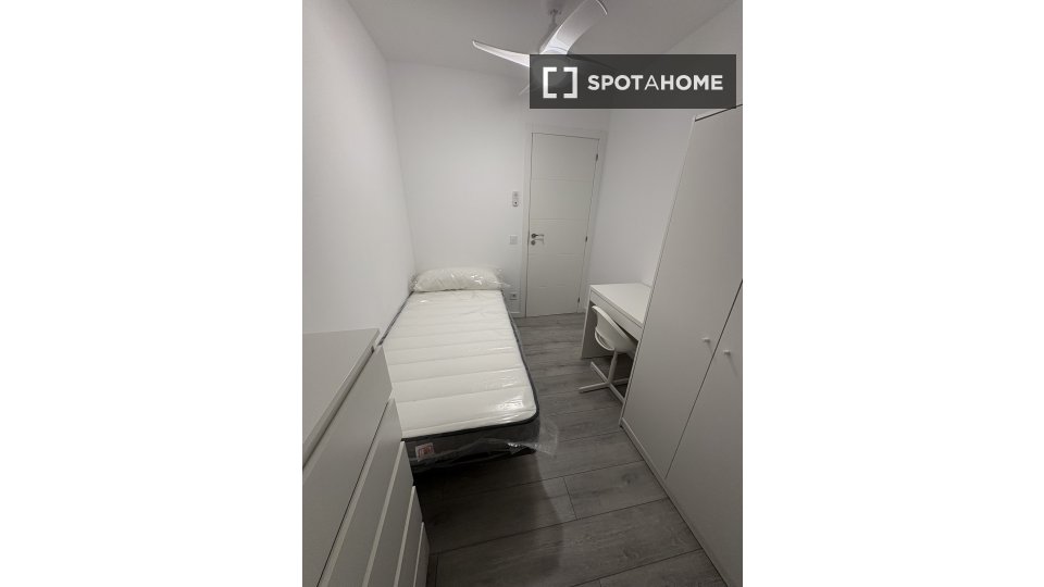 Double room Valencia, 3 beds, 70m² — photo 1