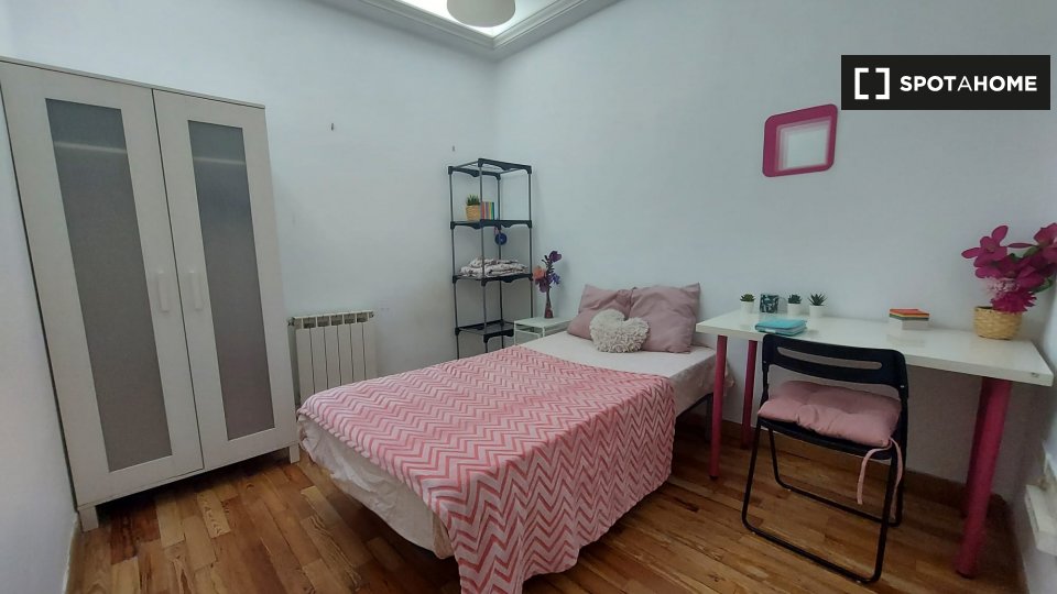 Double room Madrid, 7 beds, 180m² — photo 9