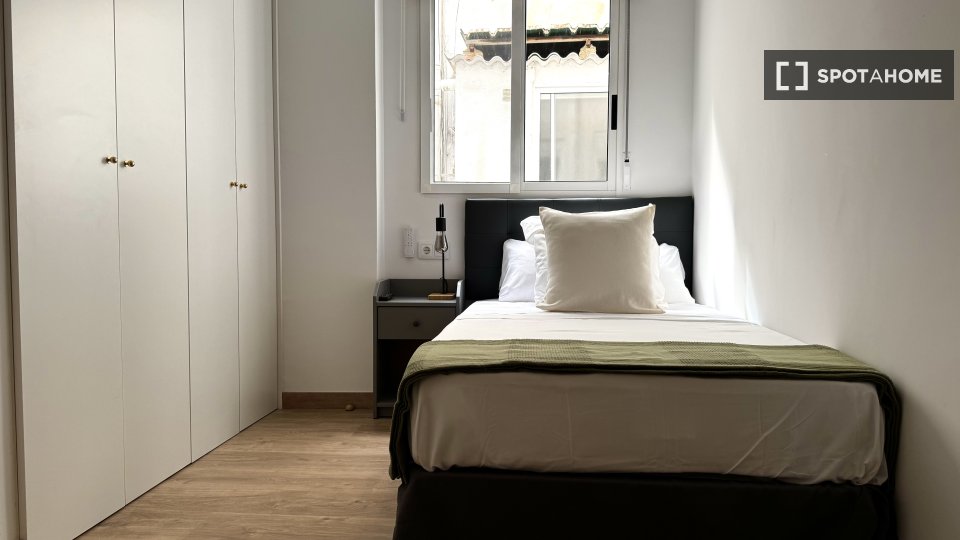 Double room Valencia, 5 beds, 135m² — photo 18