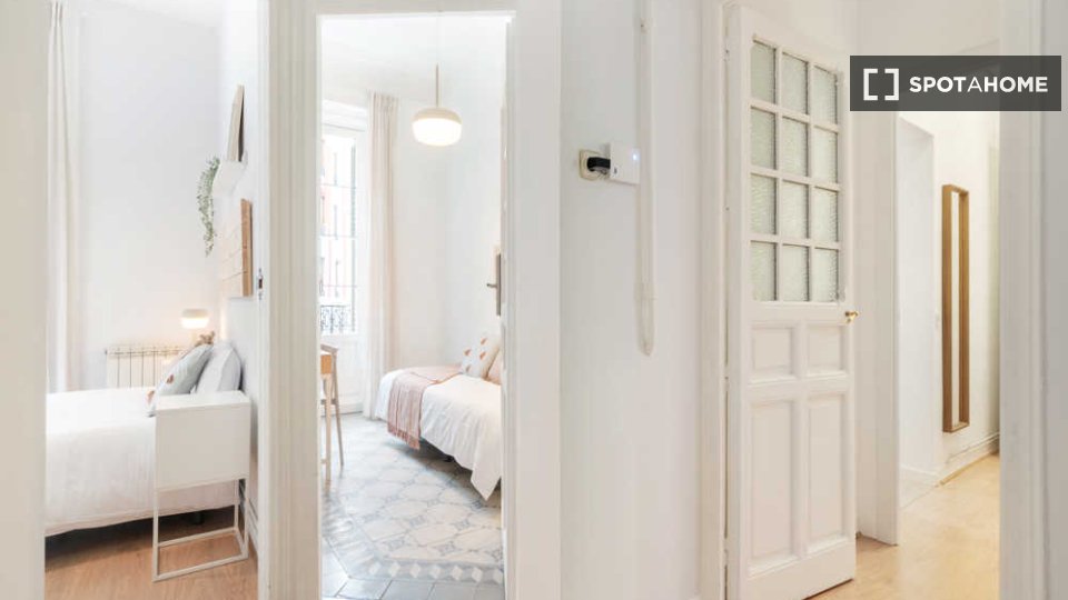 Double room Madrid, 7 beds, 260m² — photo 24