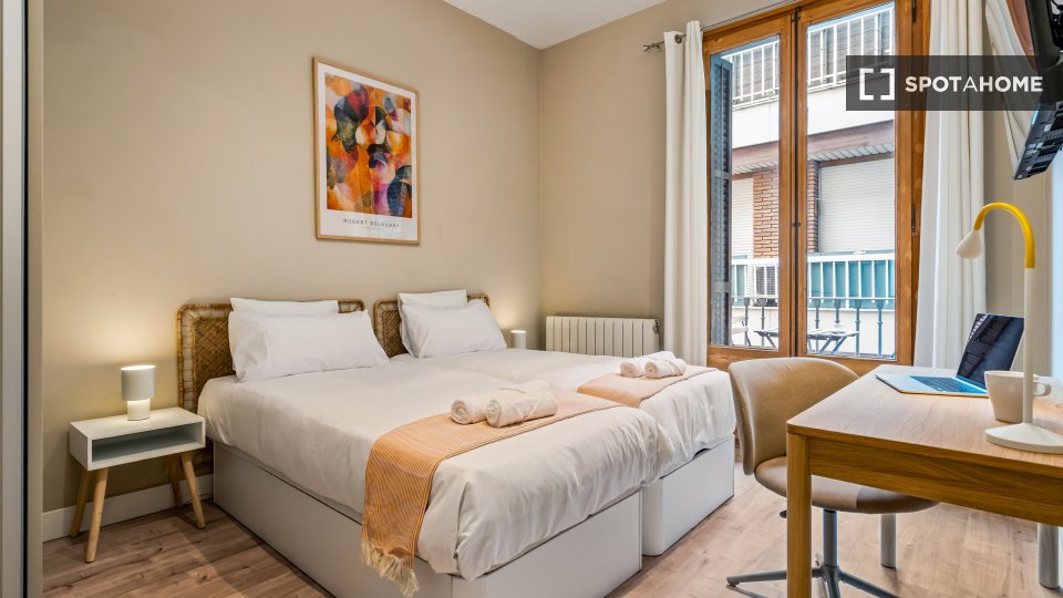 Apartamento de 6 habitaciones en alquiler en El Raval, Barcelona.