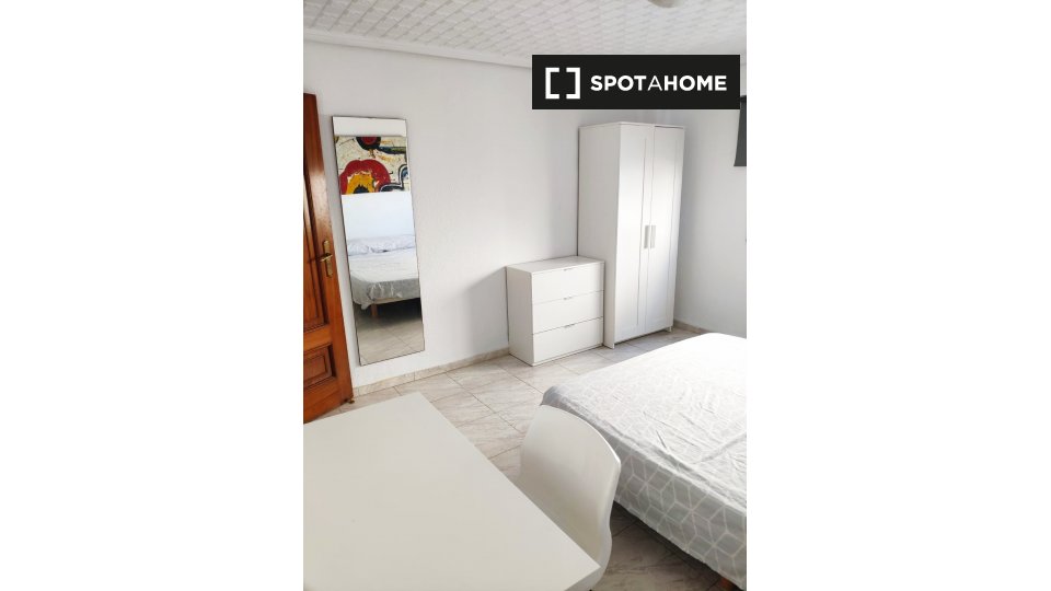 Double room Valencia, 3 beds, 85m² — photo 4