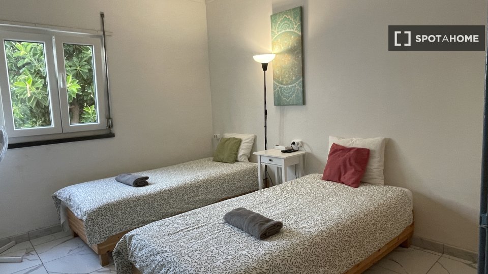 Double room Lisbon, 4 beds, 15m² — photo 16