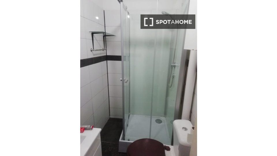 Double room Lisbon, 3 beds — photo 16