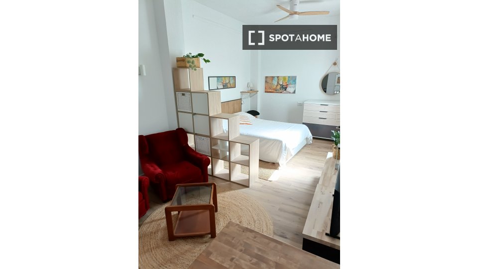 Double room Valencia, 1 bed, 155m² — photo 2