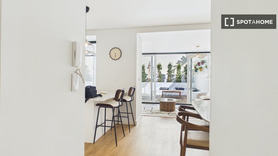 Apartment Lisbon, 2 beds, 62m² — photo 8