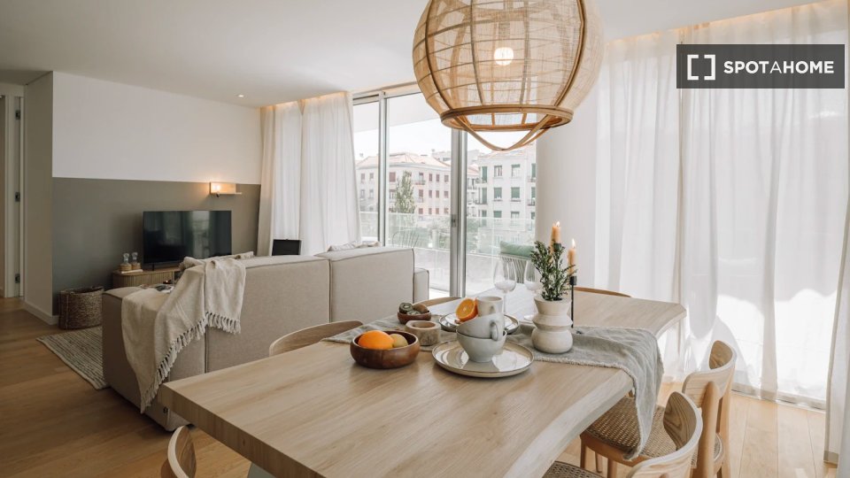Apartment Lisbon, 2 beds, 97m² — photo 2