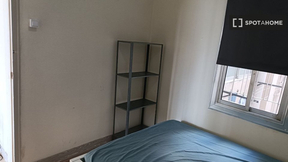 Double room Barcelona, 3 beds, 74m² — photo 1