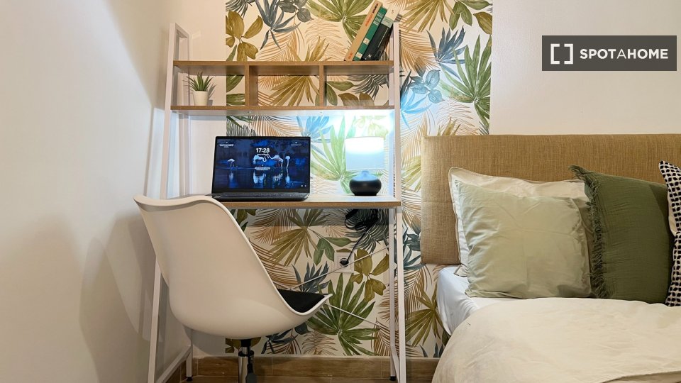 Double room Madrid, 3 beds — photo 30