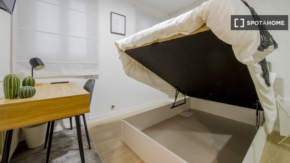 Double room Madrid, 4 beds, 87m² — photo 23
