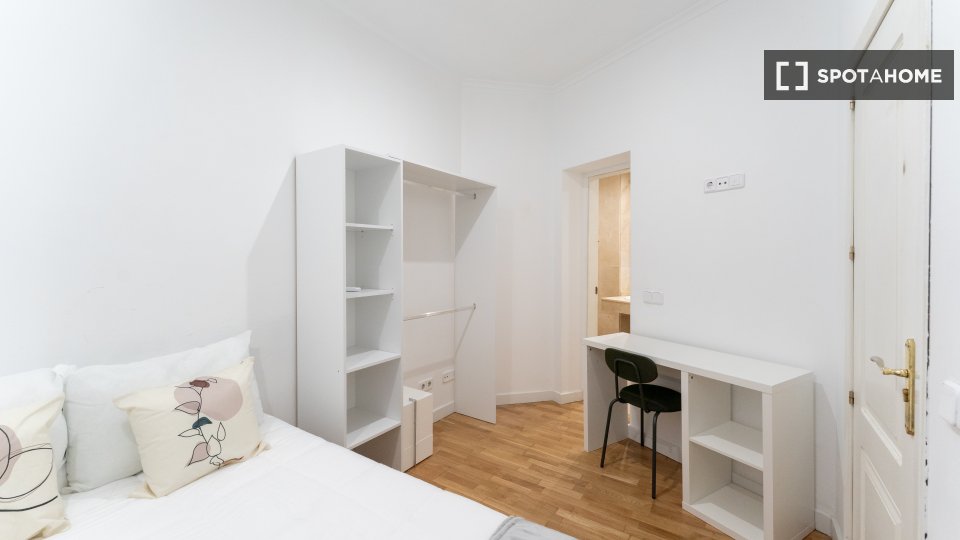 Double room Madrid, 5 beds — photo 17