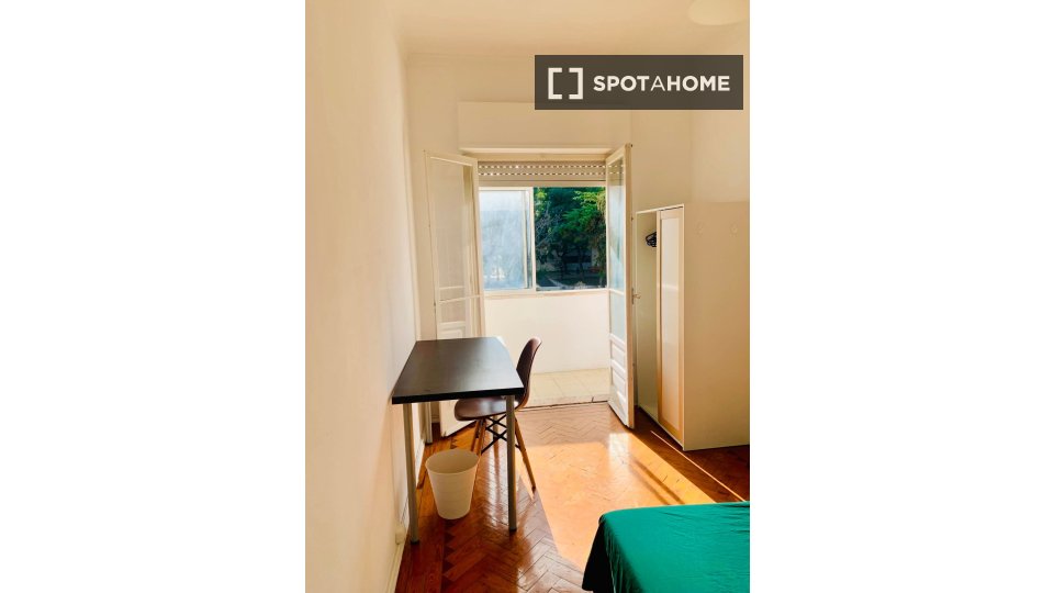 Double room Lisbon, 3 beds — photo 34